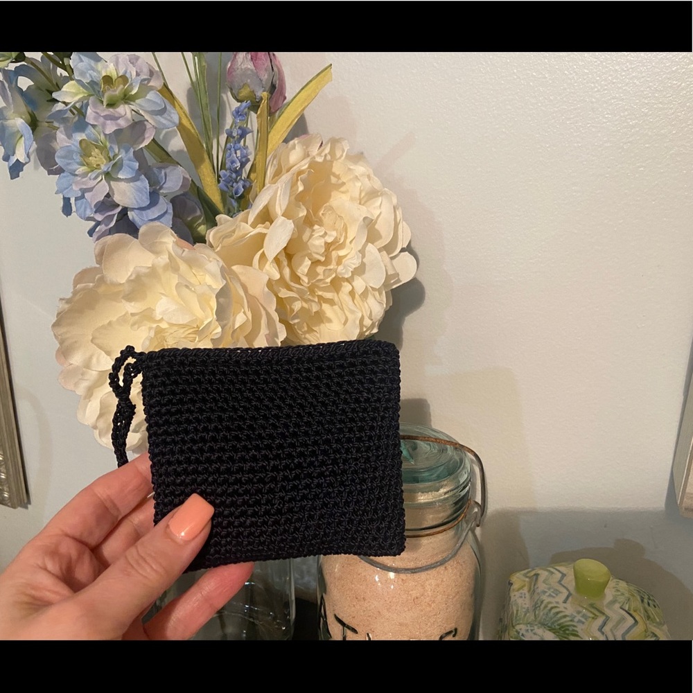 ♥️ Navy Wristlet - Picture 2 of 7